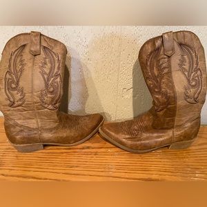 Coconuts brand women’s cowgirl boots . Size 7.